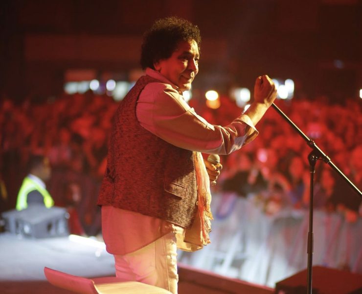 هل يعاني محمد منير من وعكة صحية؟