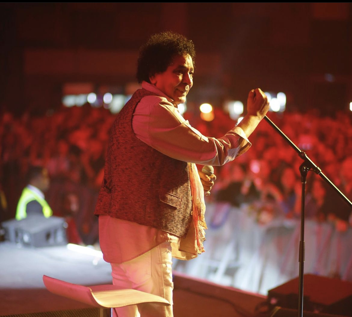 هل يعاني محمد منير من وعكة صحية؟