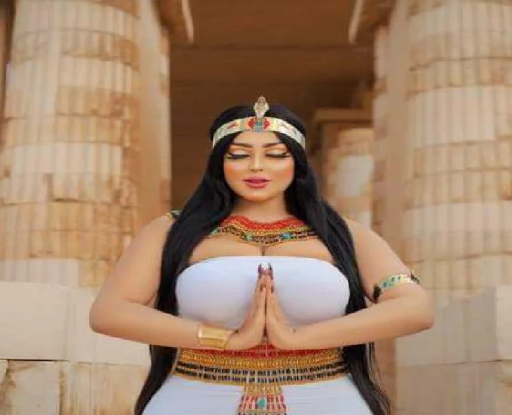 أشهر بلوغر مصرية تغادر السجن وتصرح: والدي دكتور