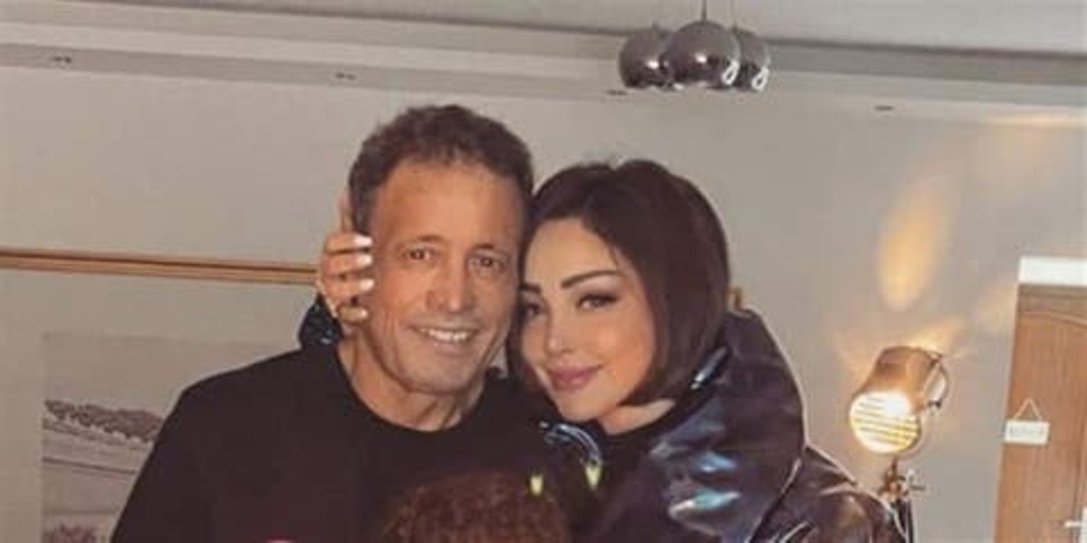 بسمة بوسيل تؤدي العمرة عن والدها الراحل-صورة