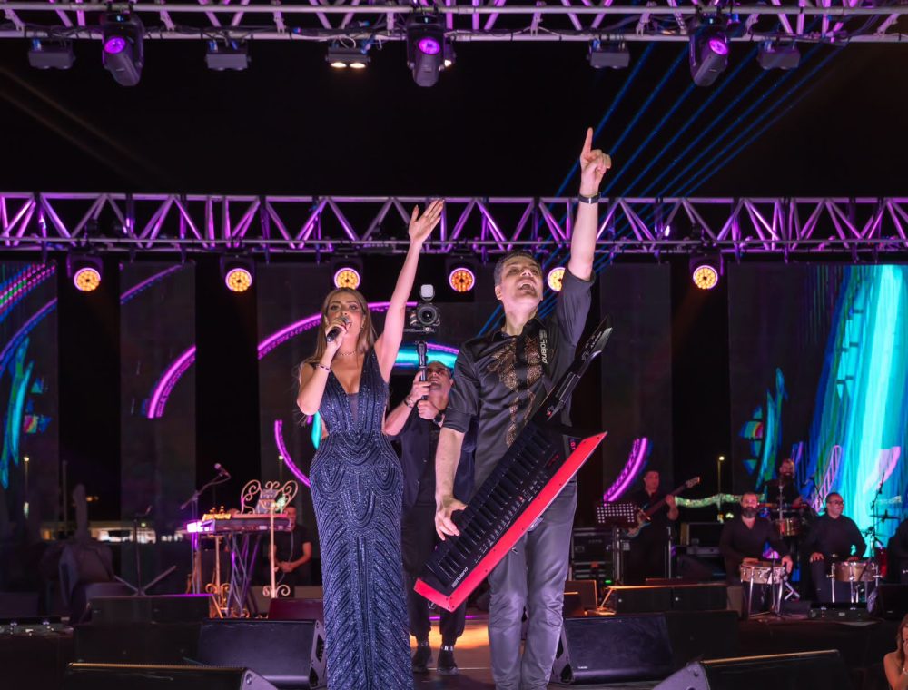 أمل غربي تشعل أبوظبي بأولى أغانيها المصرية