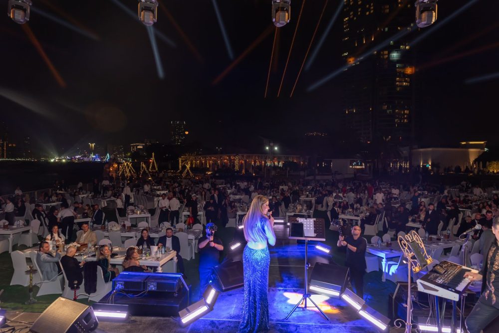 أمل غربي تشعل أبوظبي بأولى أغانيها المصرية