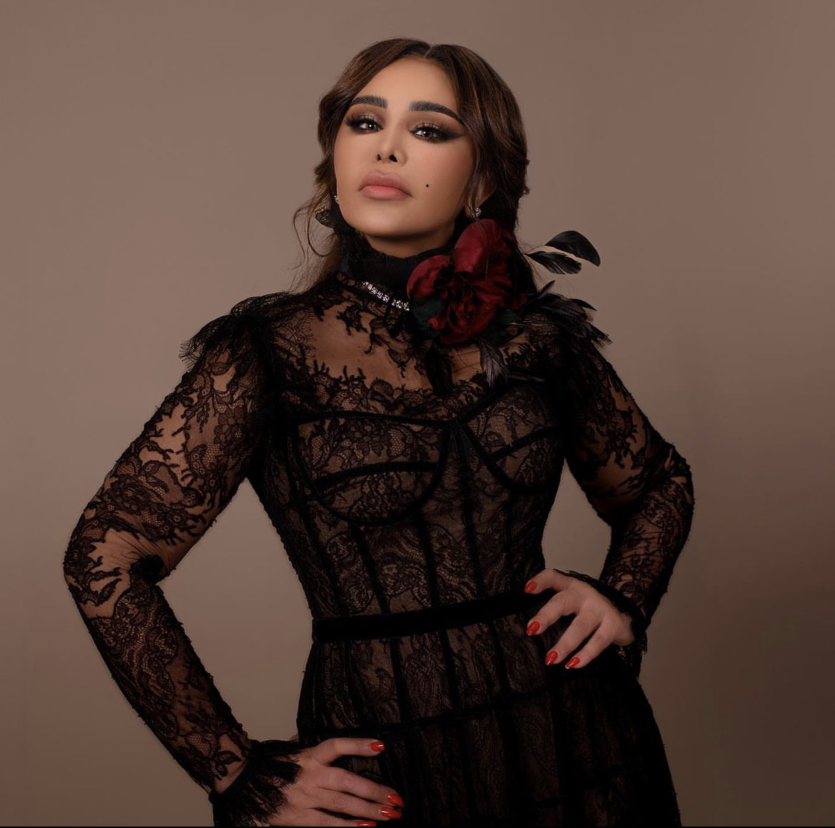 أحلام تعزي لطيفة بعد وفاة والدتها