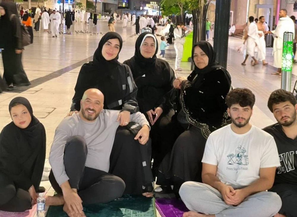 رفقة زوجته.. مجدي الهواري وأبنائه يؤدون مناسك العمرة -صورة