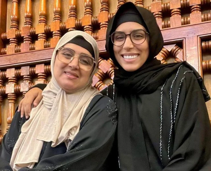 رجاء بلمير تهدي والدتها "عمرة"