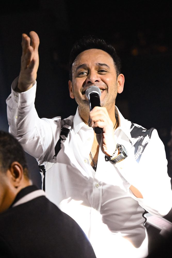 مصطفى قمر يشعل حماس جمهوره بالقاهرة