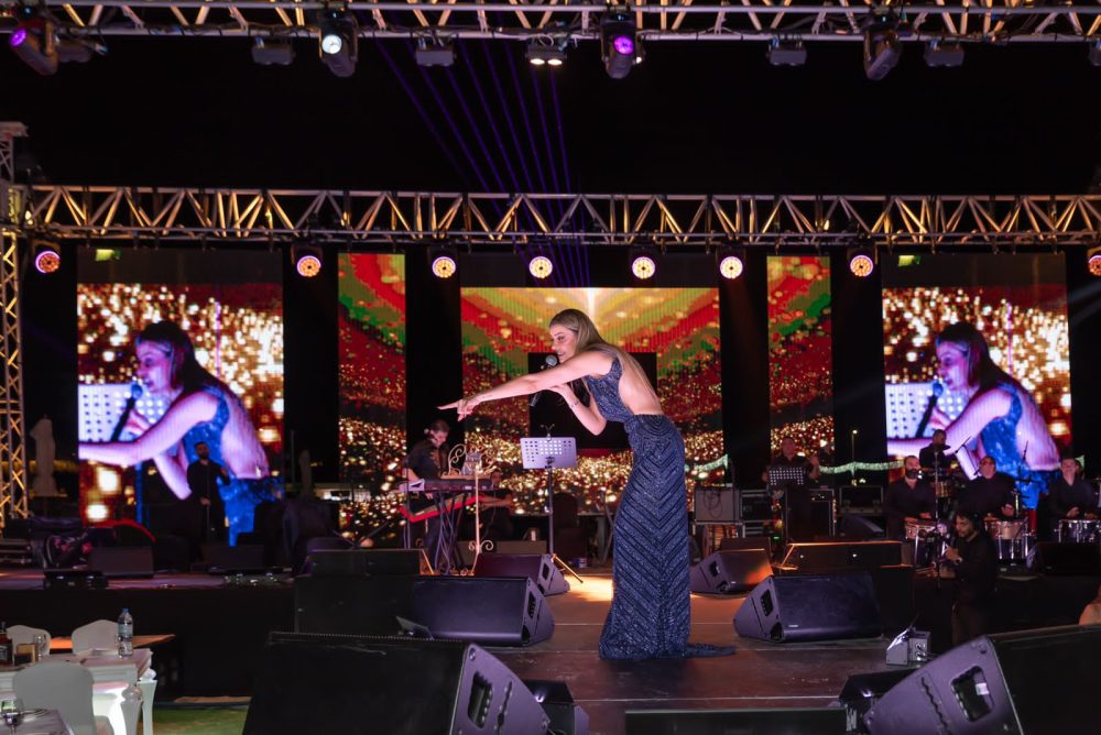 أمل غربي تشعل أبوظبي بأولى أغانيها المصرية