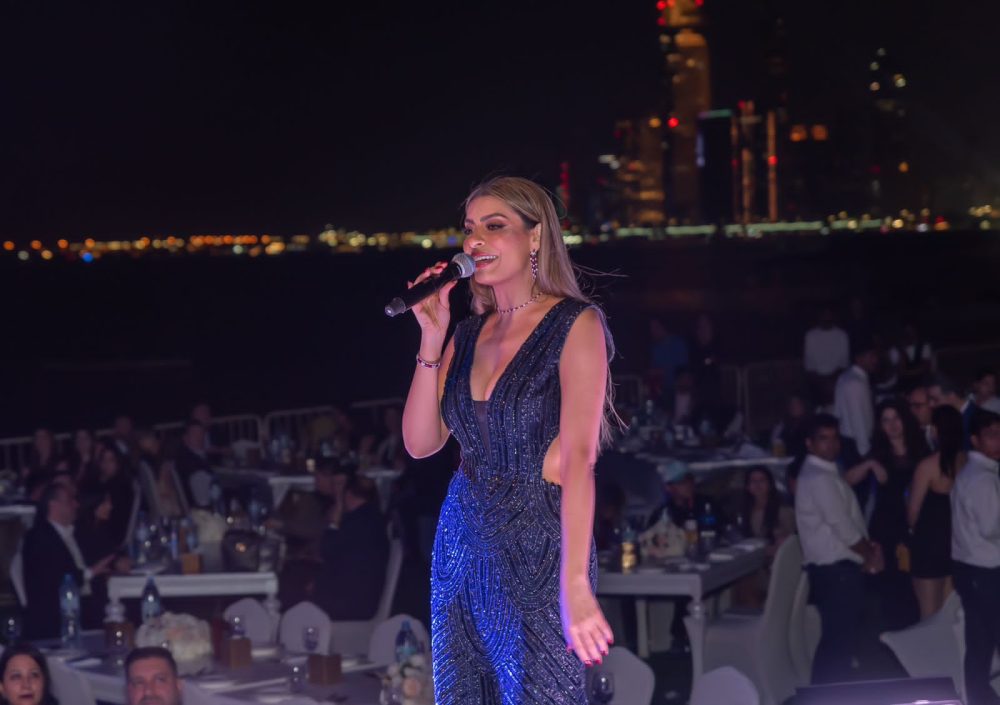 أمل غربي تشعل أبوظبي بأولى أغانيها المصرية