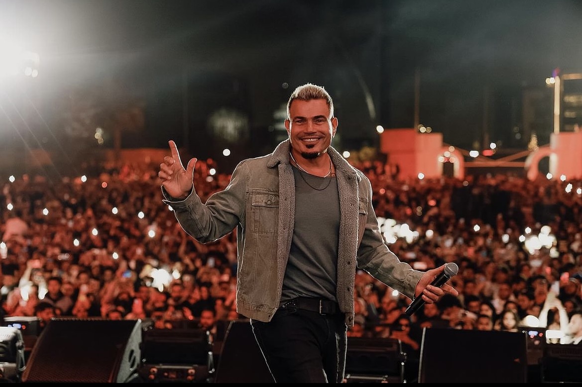 في القرية العالمية.. عمرو دياب يغني "مكانك" للمرة الأولى