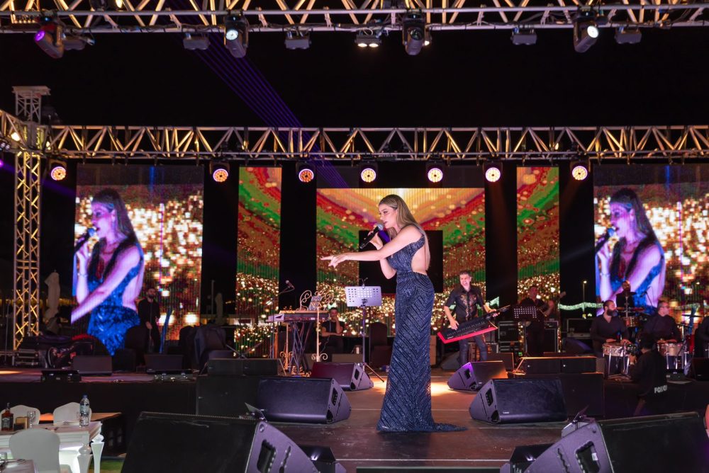 أمل غربي تشعل أبوظبي بأولى أغانيها المصرية