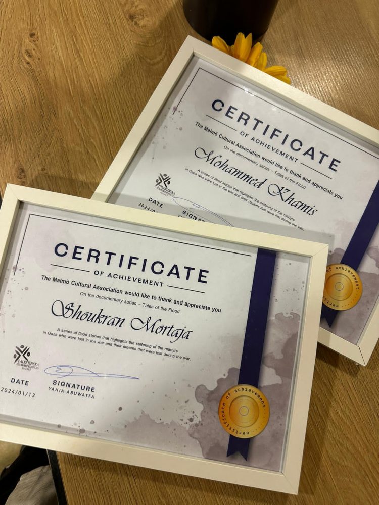 شكران مرتجى مكرمة من قبل الجمعية الثقافية الفلسطينية عن سلسلة "حكايا الطوفان"