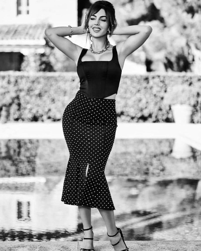 جورجينا رودريغز تمزج بين الماضي والحاضر