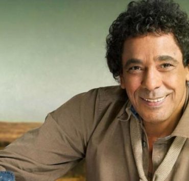 محمد منير يعتلي المسرح رغم إصابته
