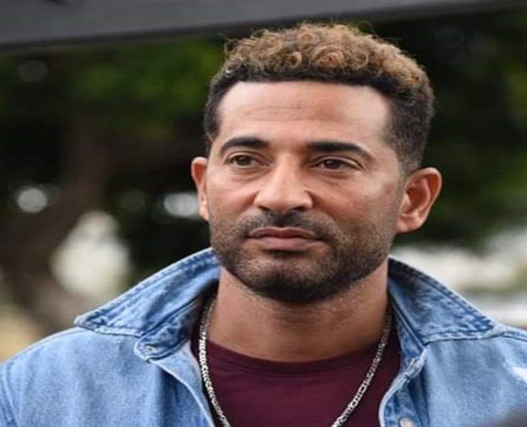 بإصابات متفرقة في الوجه.. عمرو سعد يروج لـ"الغربان"-صورة