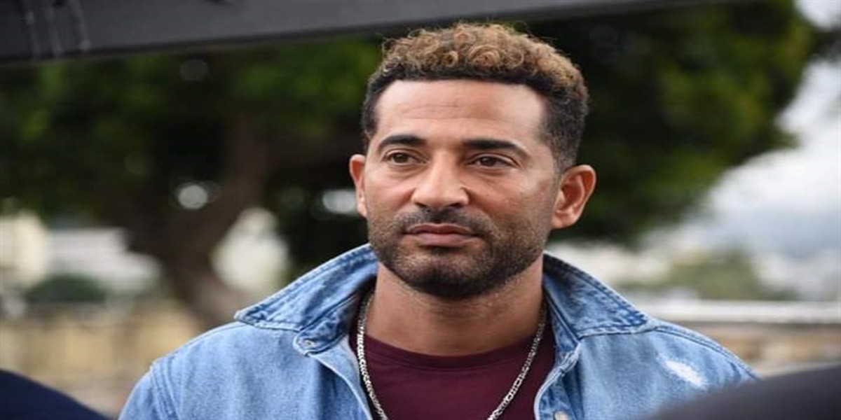 بإصابات متفرقة في الوجه.. عمرو سعد يروج لـ"الغربان"-صورة