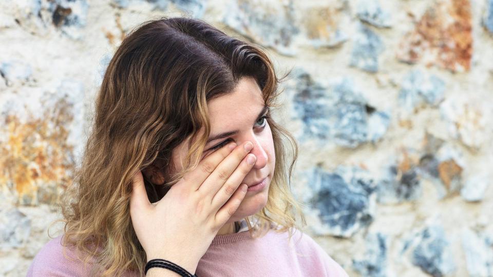 10 عادات خاطئة تجعل الناس تعساء .. تجنبوها فوراً!