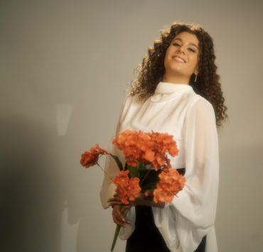 بمناسبة عيد الأُم.. آنجي شيّا تطرح "يا أمّي"