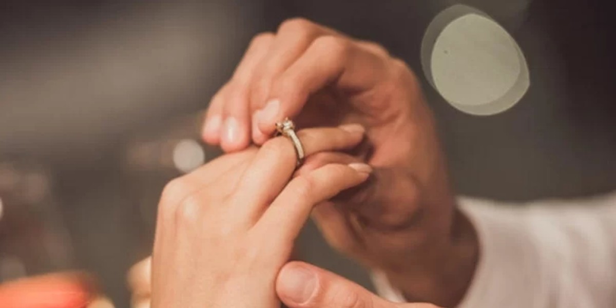 بعد شهرين على طلاقه.. مطرب شهير يحتفل بخطوبته-صور