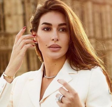 من تصميم سلمى بنعمر.. ياسمين صبري تخطف الأنظار بالقفطان-فيديو