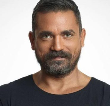 أمير كرارة ينهار بالبكاء بسبب والده