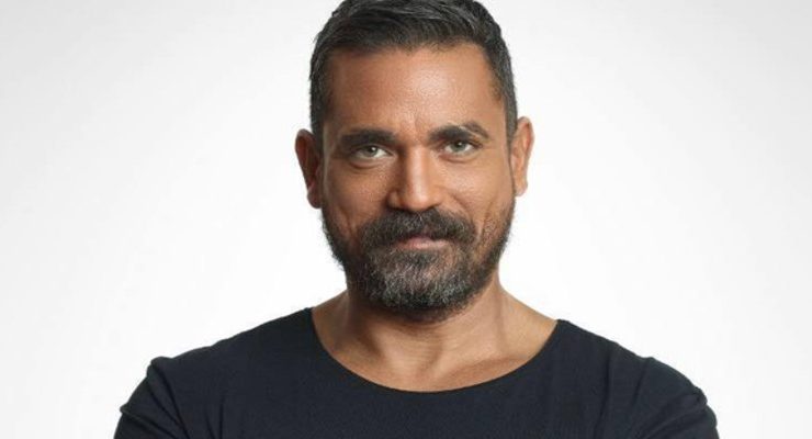 أمير كرارة ينهار بالبكاء بسبب والده