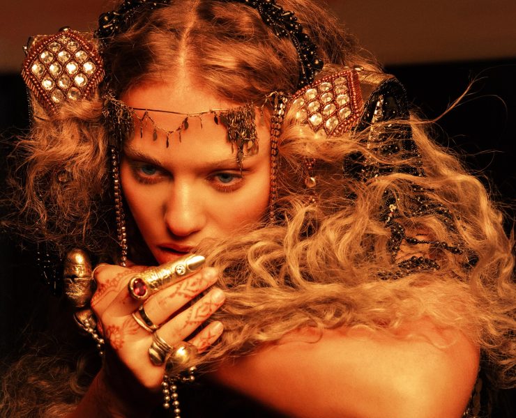 بعنوان "وُلدتُ".. إليانا تطرح أول ألبوم لها