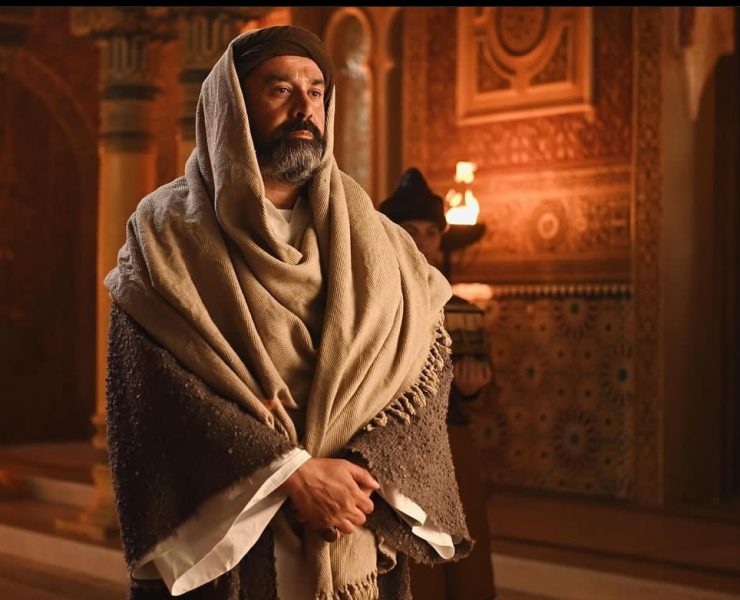 كريم عبد العزيز ينهي الجدل حول اللهجة العامية ب "الحشاشين"