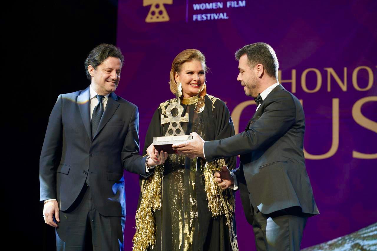 يسرا تكرم.. فلمن تهدي تكريمها؟