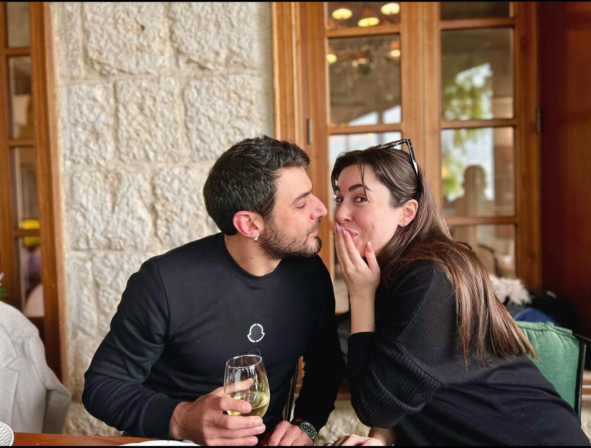 سارة ووسام يحضران مفاجأة في حفل زفافهما