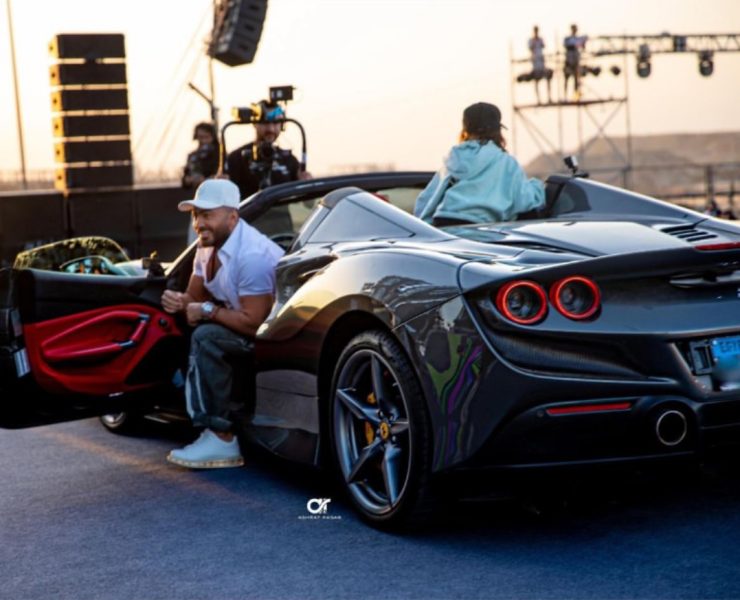 تامر حسني يدخل مسرحاً بسيارته!