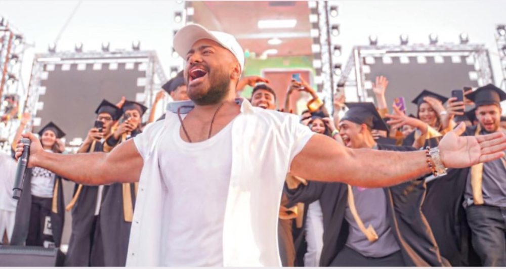 تامر حسني يدخل مسرحاً بسيارته!