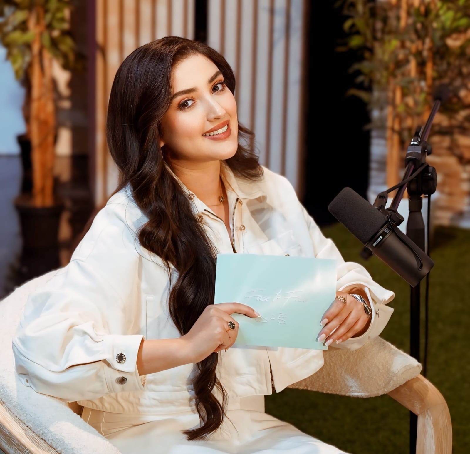 الإعلامية فريال زياري تدعم المجتمع العربي وقضاياه عبر برنامجها الجديد